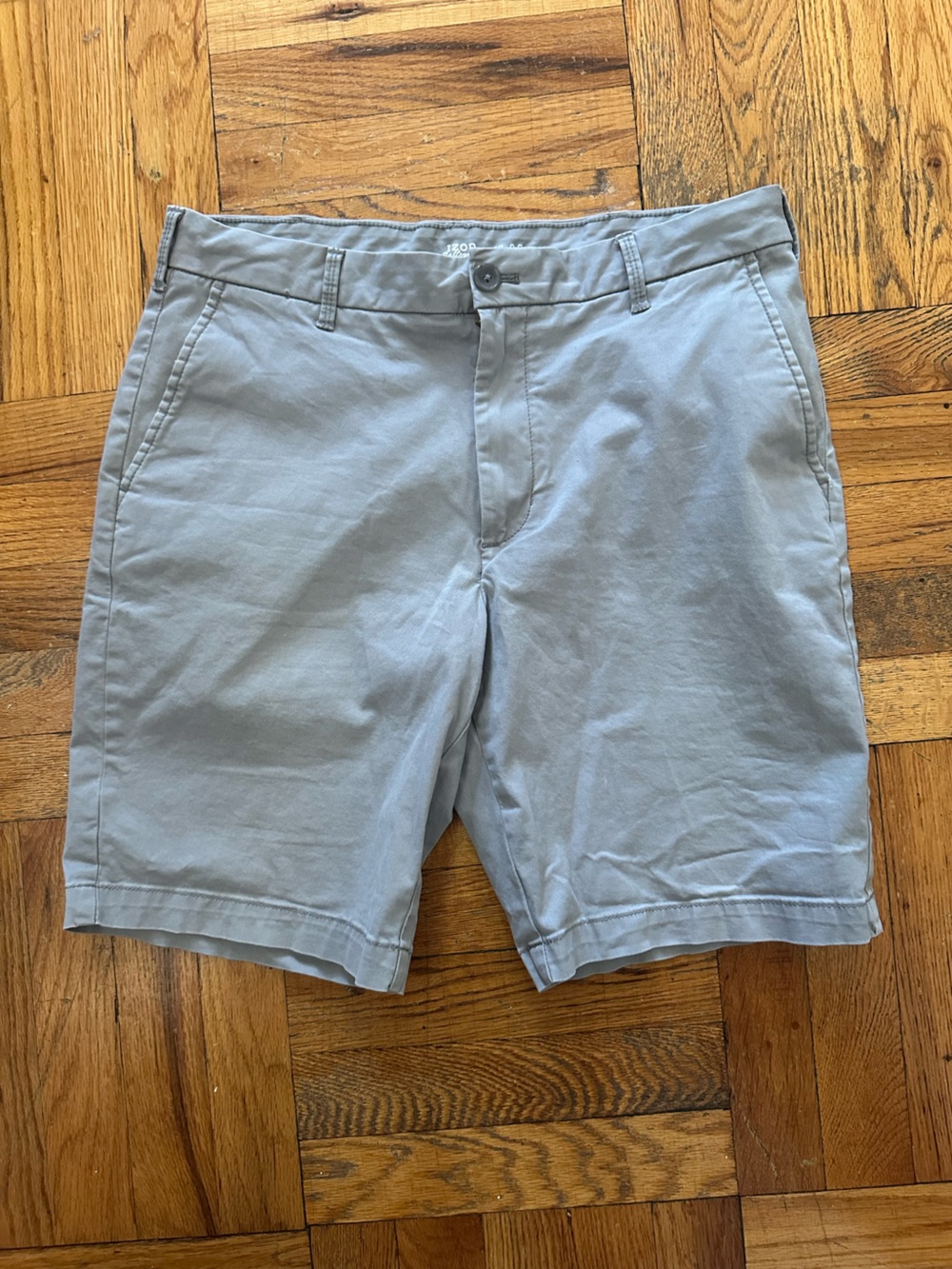 Izod Men's Light Gray Flat Front Shorts - 32 Waist